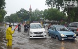 Hà Nội: Nhiều tuyến phố bị ngập do mưa lớn 